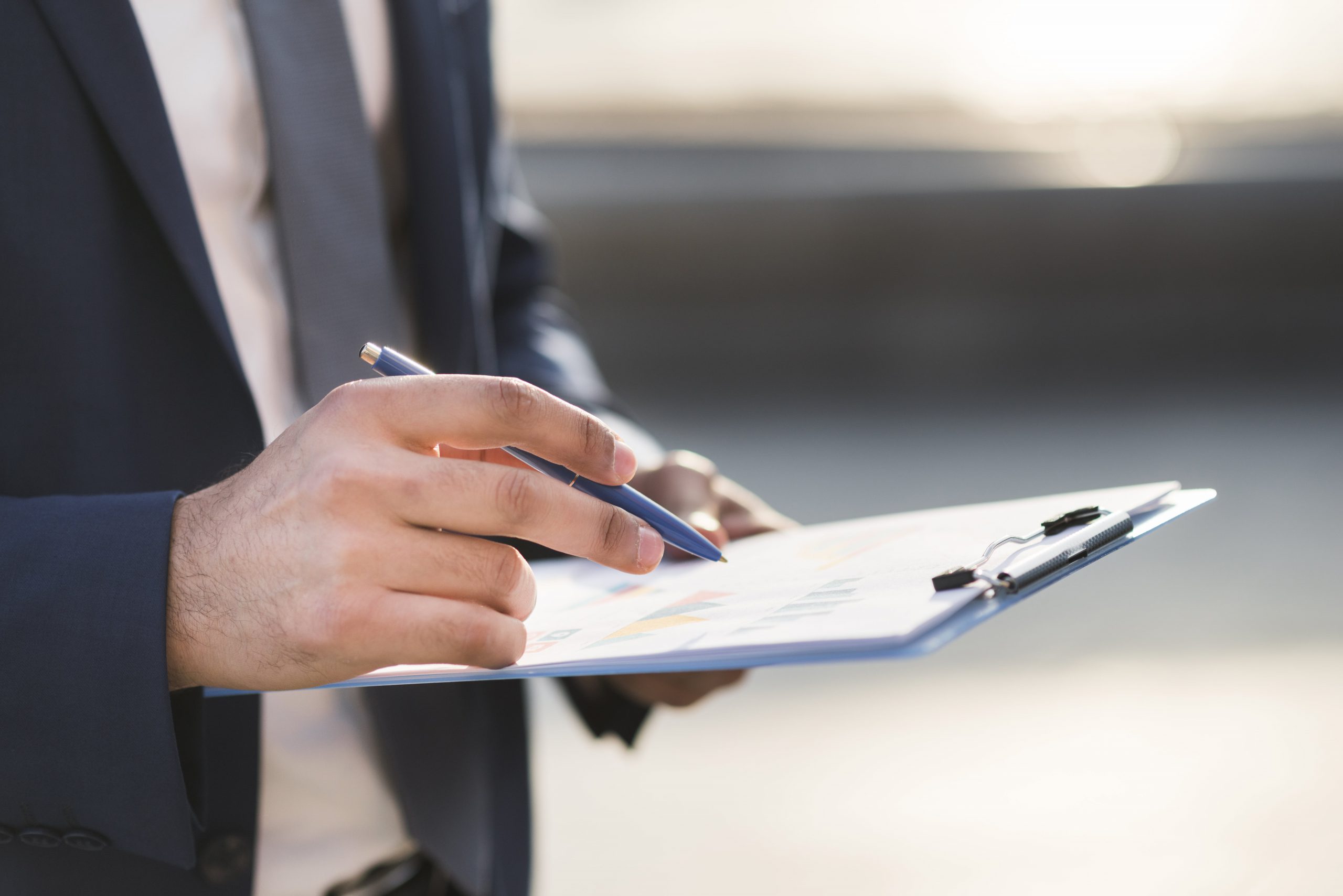 Objektleiter kontrolliert Sauberkeit